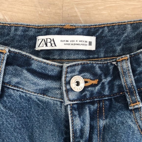 Zara Mom Fit Denim Shorts. Size 4. High-rise, Loose Fit. Medium wash. - Picture 2 of 7